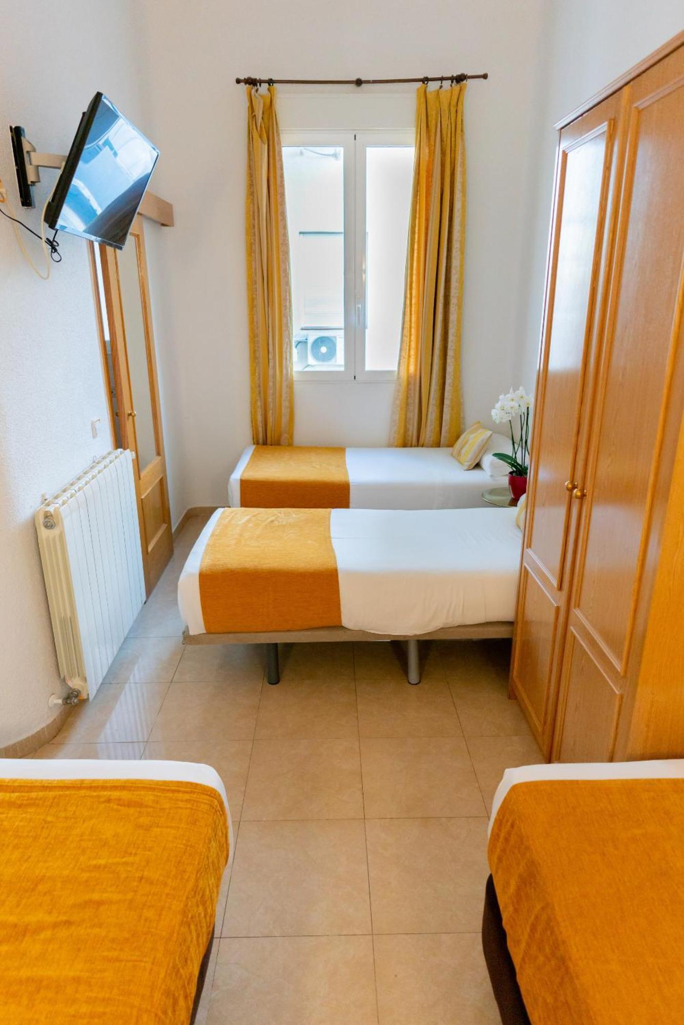 Quadruple Room with Private Bathroom